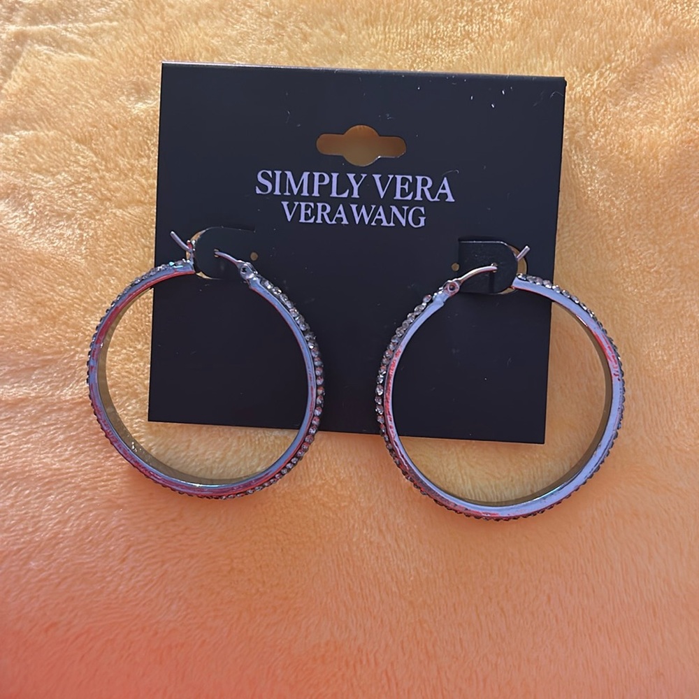 🤩NWT VERA WANG RHINESTONE HOOP EARRINGS🤩